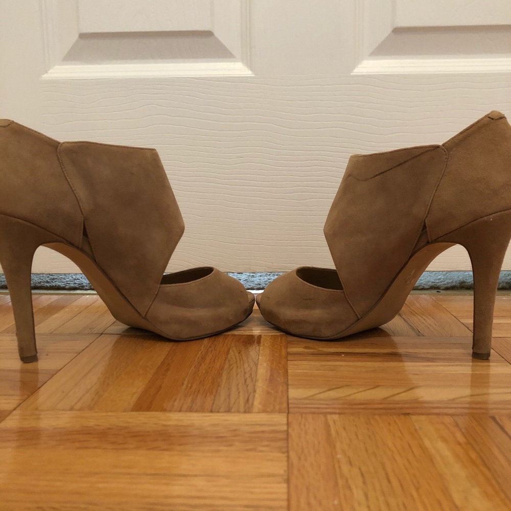 Nine West Suede Peep toe heels w/gold buckle - Picture 6 of 7